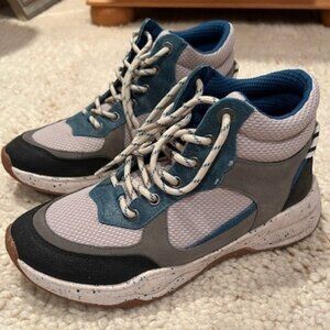 women's Taos Footwear hiking boots size 9.5 like-new condition